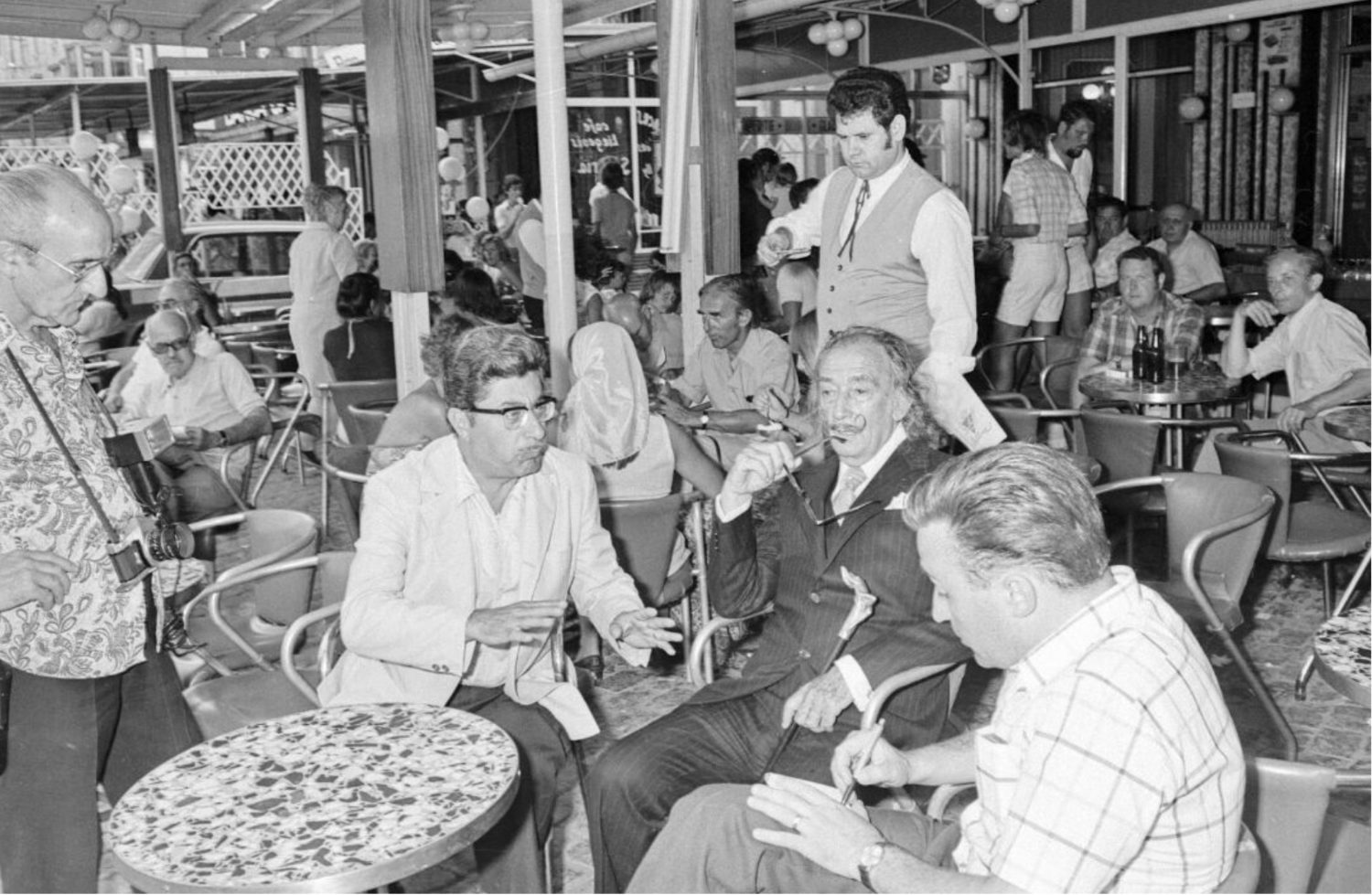 Salvador Dalí a la terrassa del Bar Astoria, Figueres