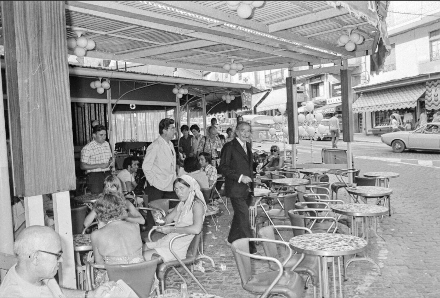 Salvador Dalí passejant per la terrassa del Bar Astoria