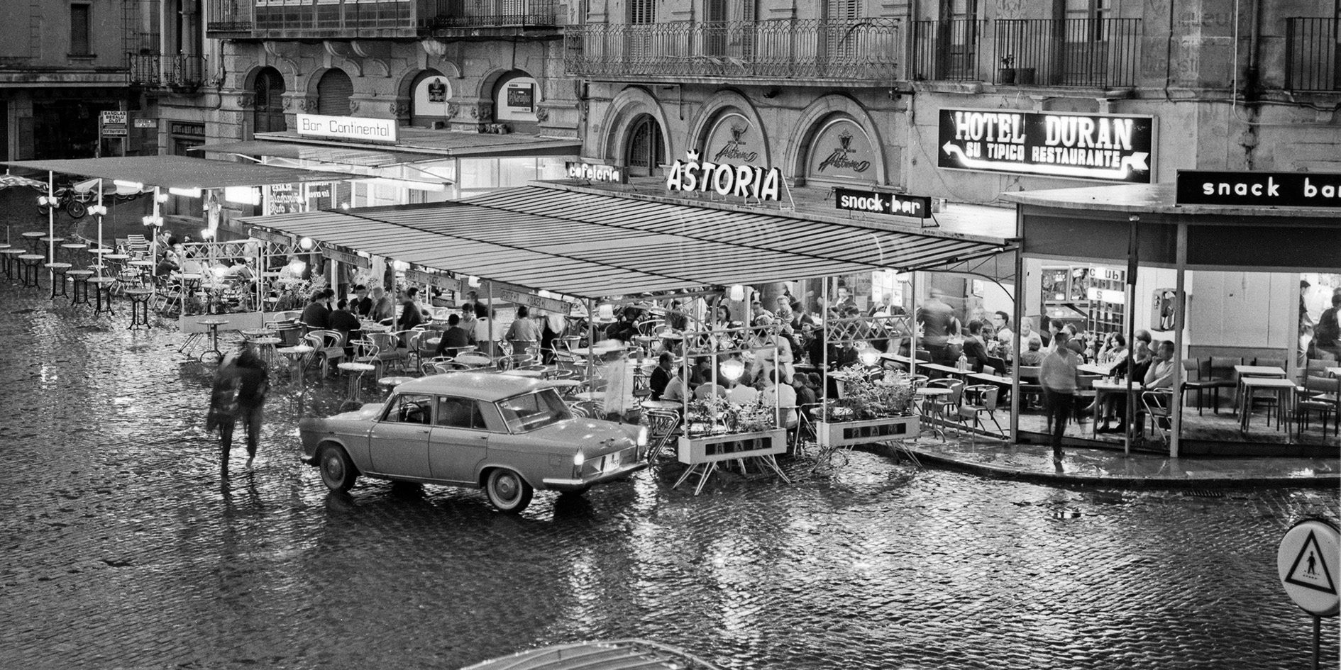La terrassa històrica del Bar Astoria a la Rambla de Figueres